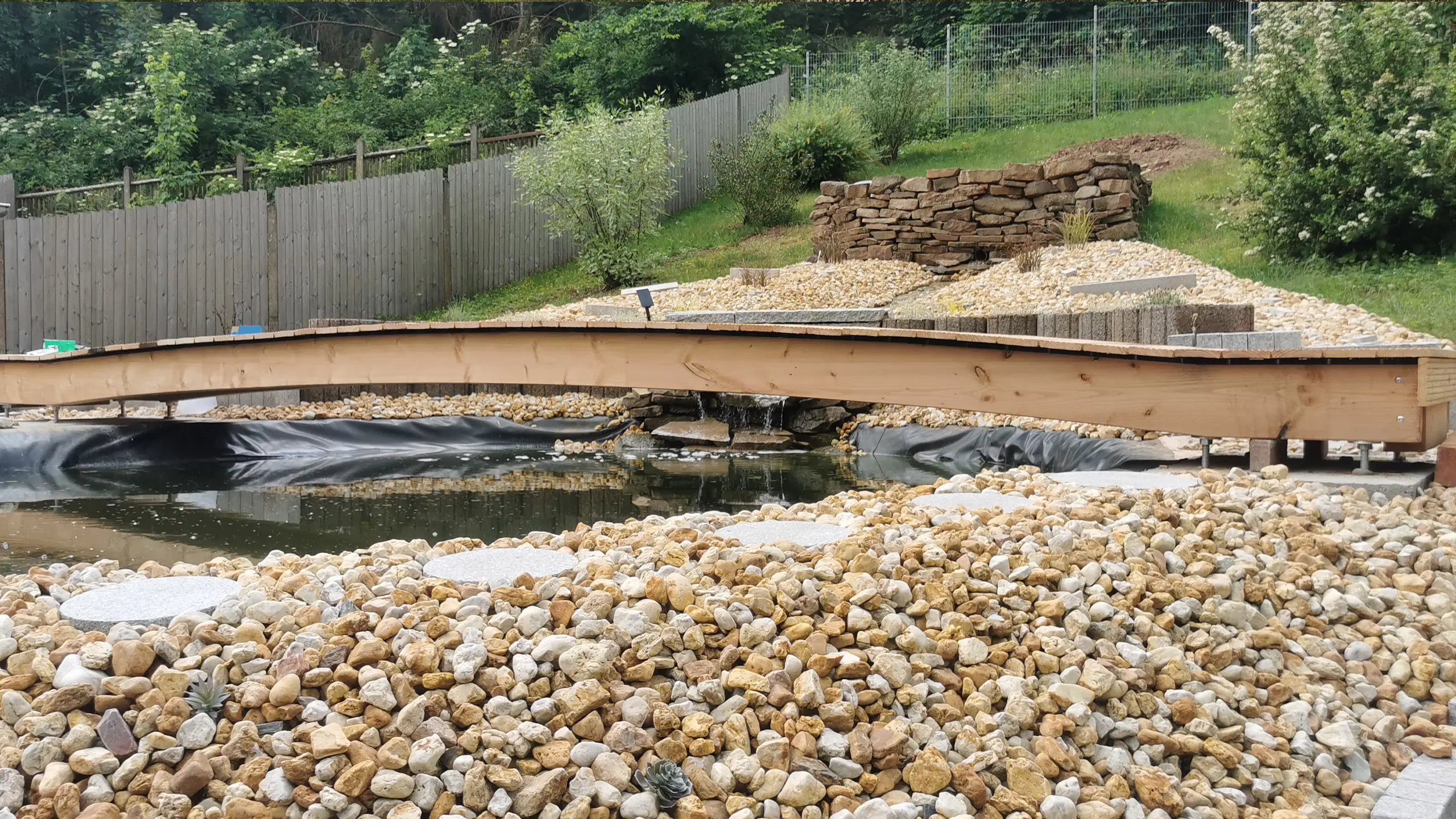 Brückenneubau über Teich